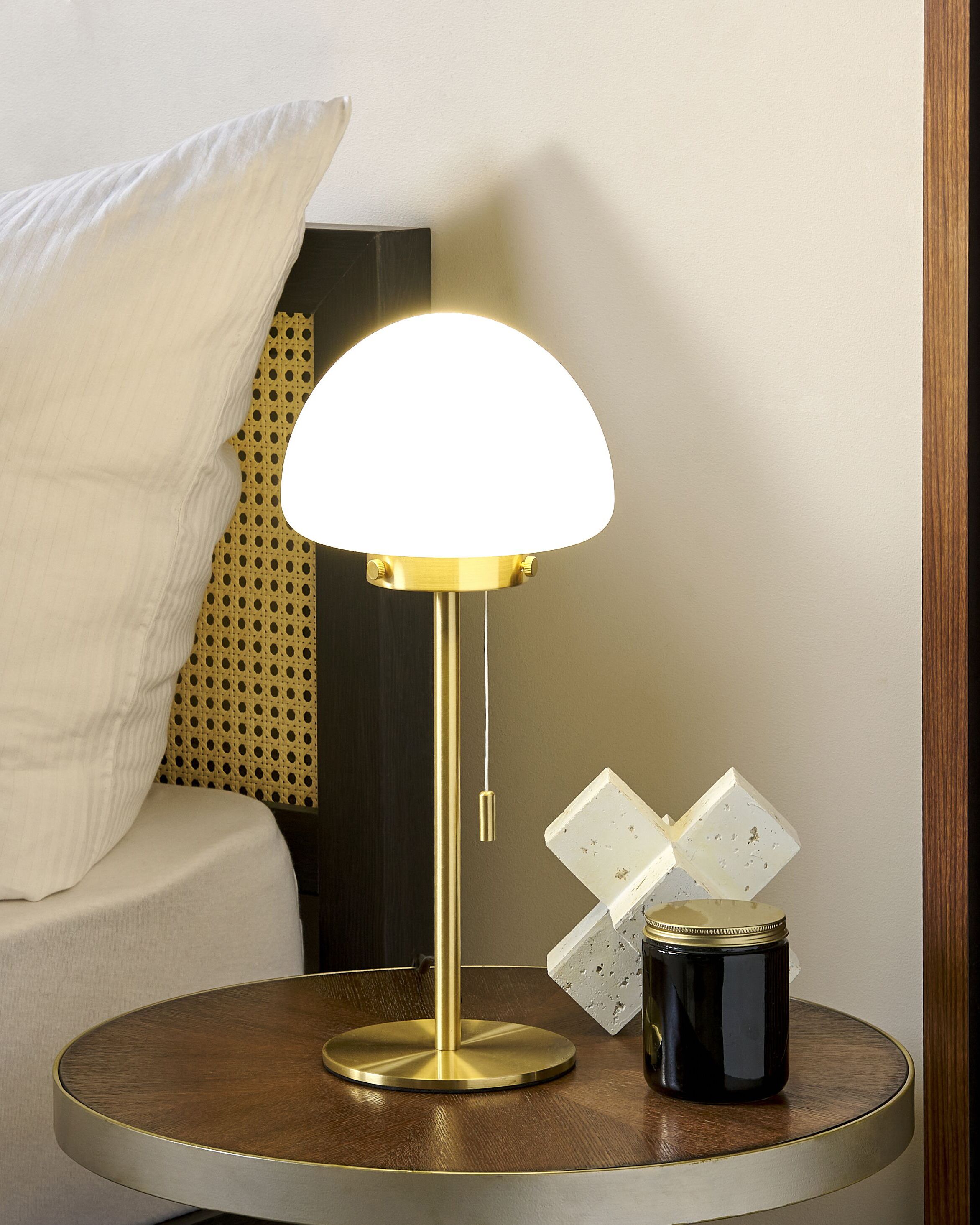 Candeeiro de mesa dourado com base de metal e abajur de vidro interruptor de puxar iluminação de estilo minimalista