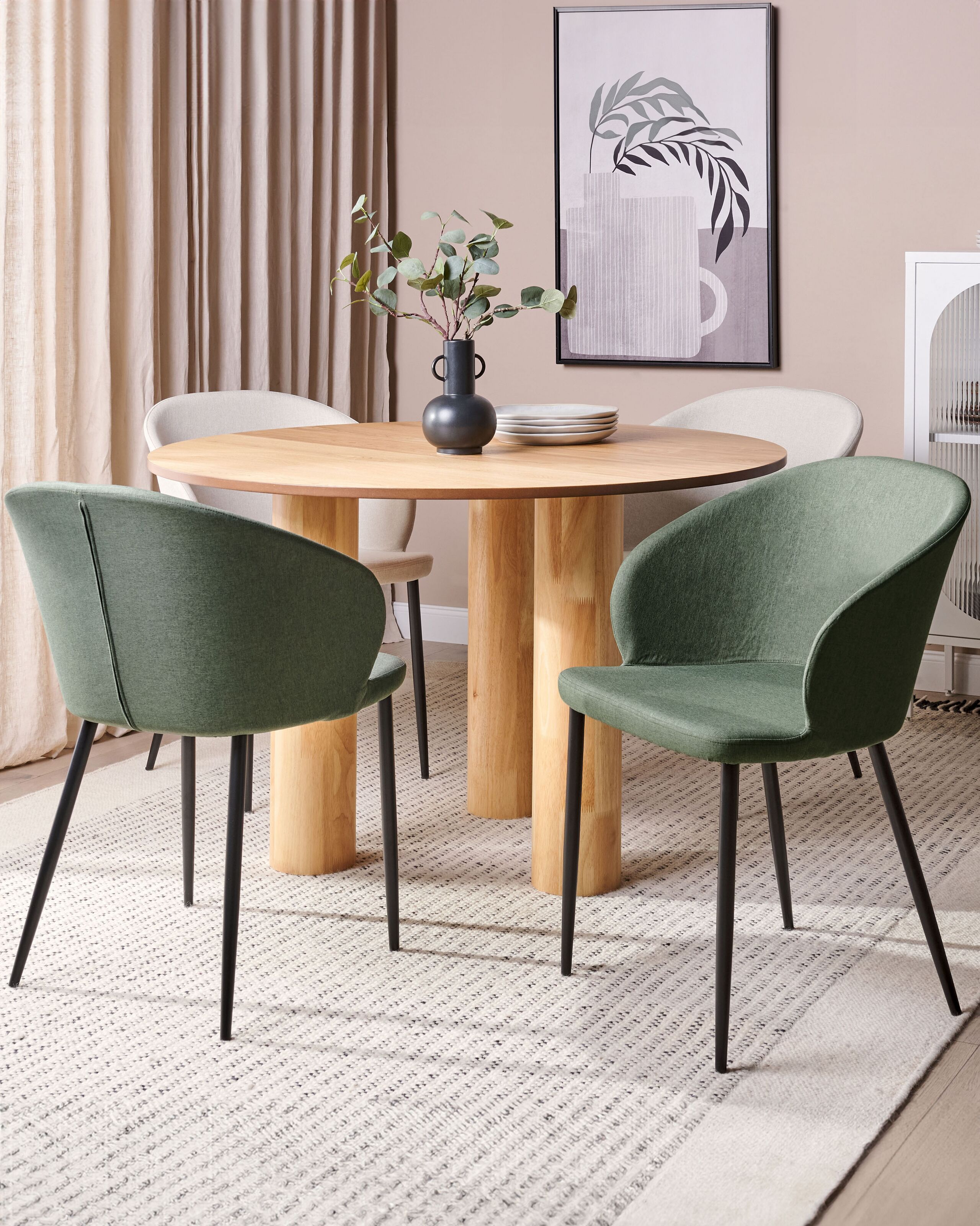 Conjunto de 2 cadeiras estofadas em tecido verde escuro com pernas pretas para sala ou cozinha de estilo retro