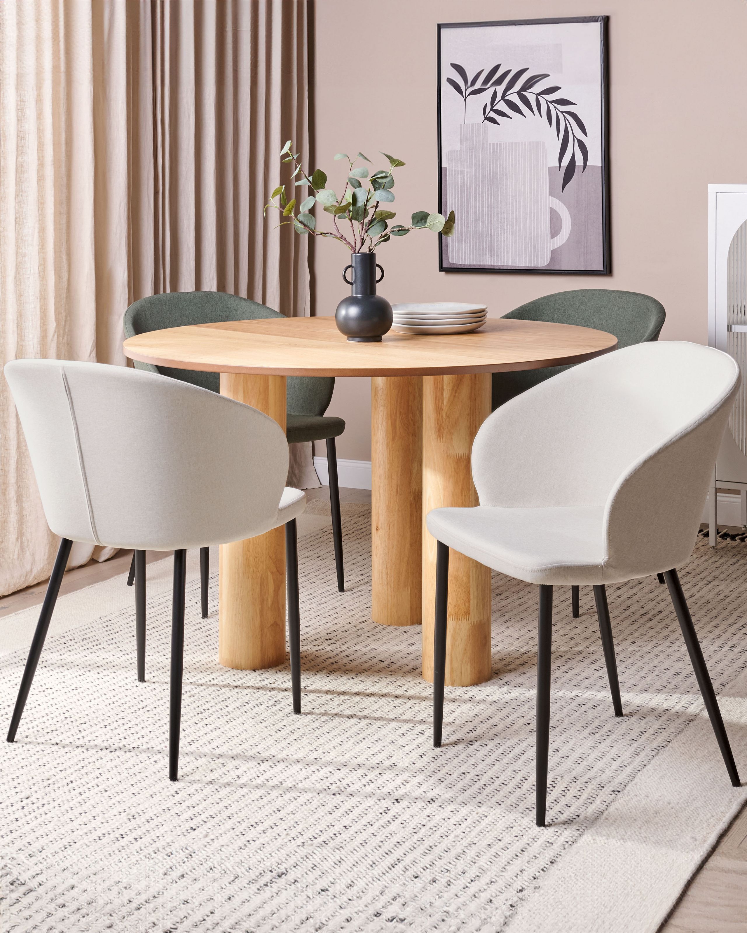 Conjunto de 2 cadeiras estofadas em tecido creme claro com pernas pretas para sala ou cozinha de estilo retro