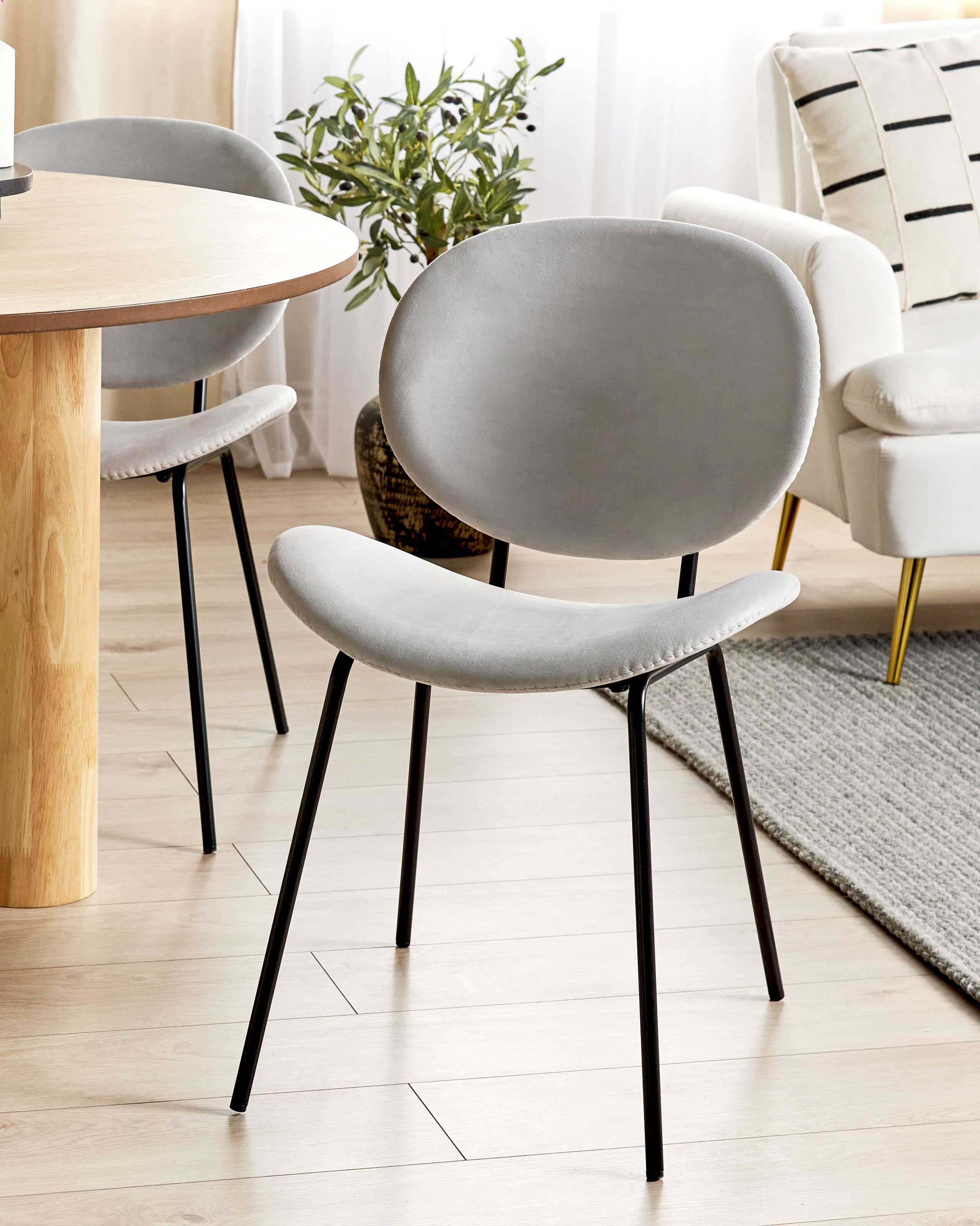 Conjunto de 2 cadeiras de jantar cinzentas claras sem braços pernas de ferro com tampas design retro contemporâneo sala de jantar