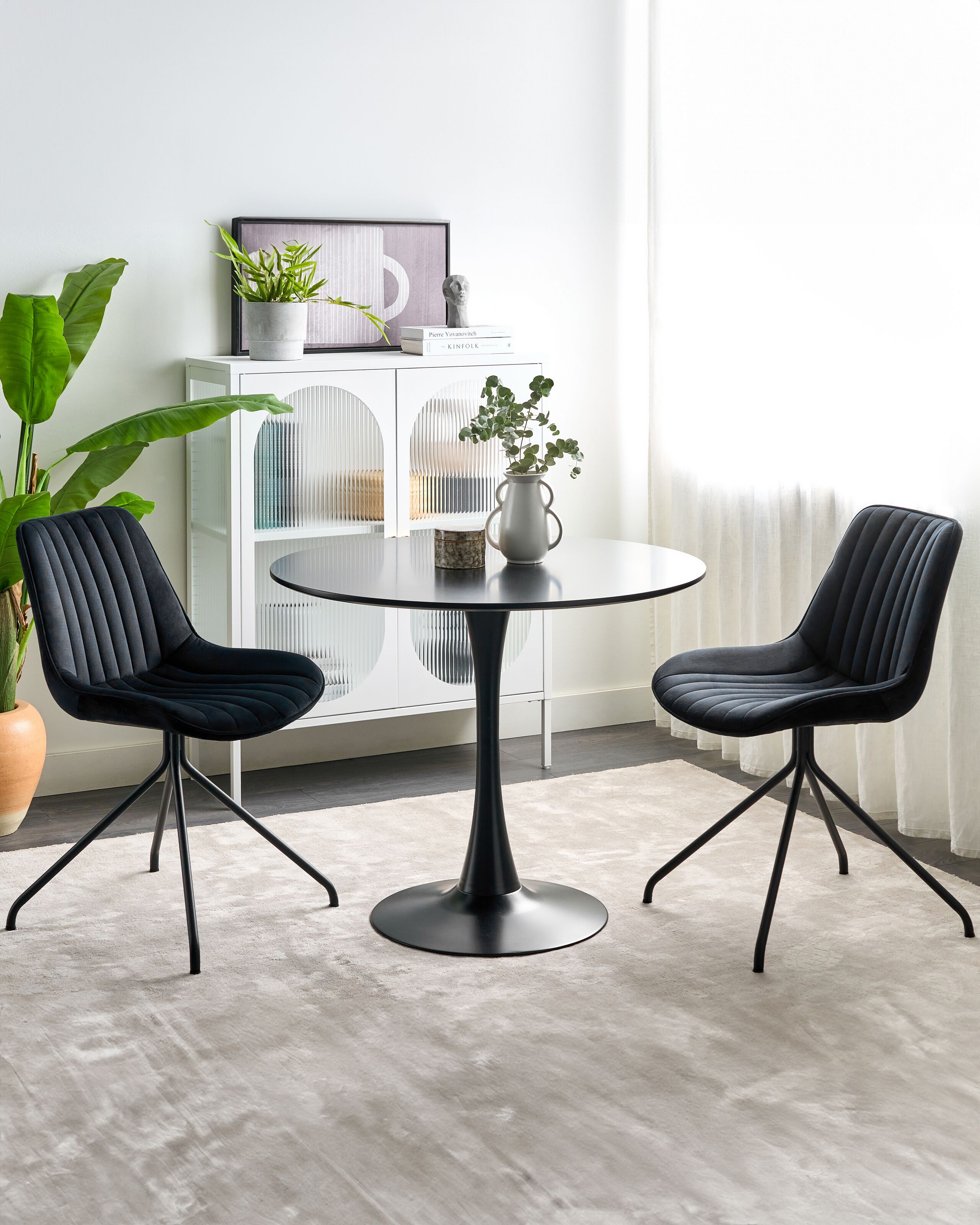 Conjunto de 2 cadeiras de jantar com estofo em veludo preto sem braços design retro pernas pretas
