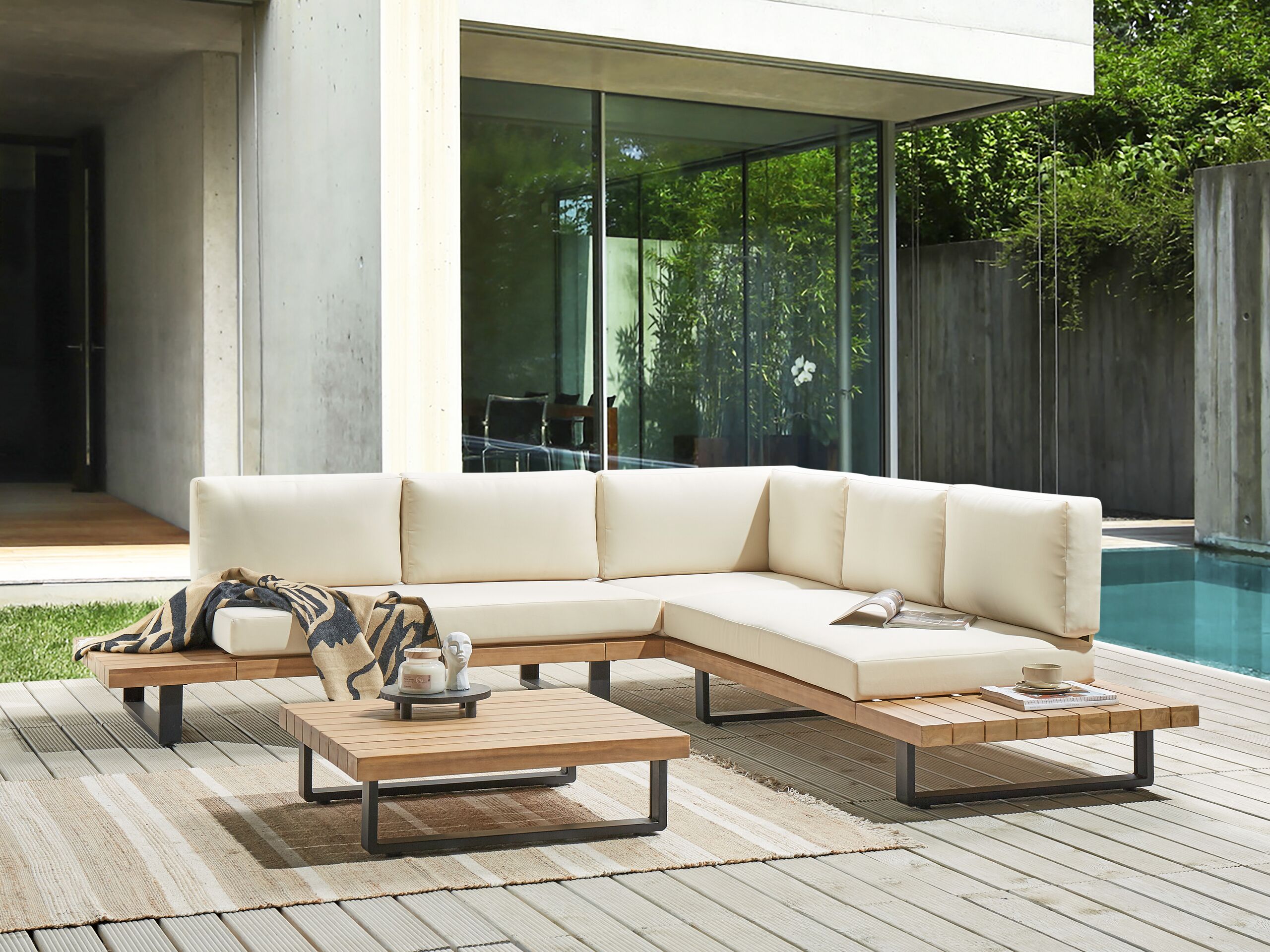 Conjunto de jardim em madeira acácia clara e alumínio com almofadas cinzentas sofá de canto de 5 lugares com mesa de centro