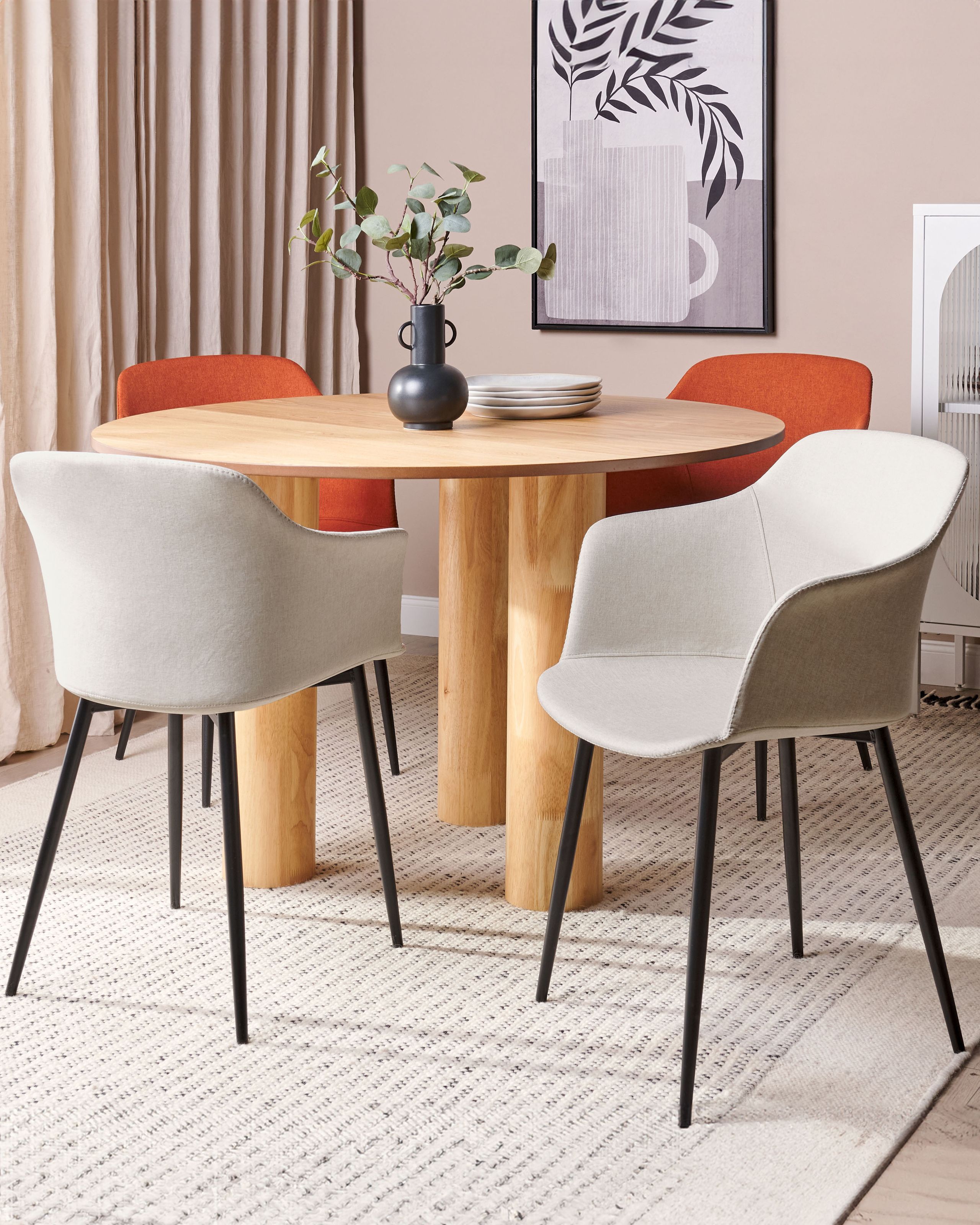Conjunto de 2 cadeiras de jantar estofadas em tecido creme claro com pernas pretas para sala ou cozinha de estilo retro
