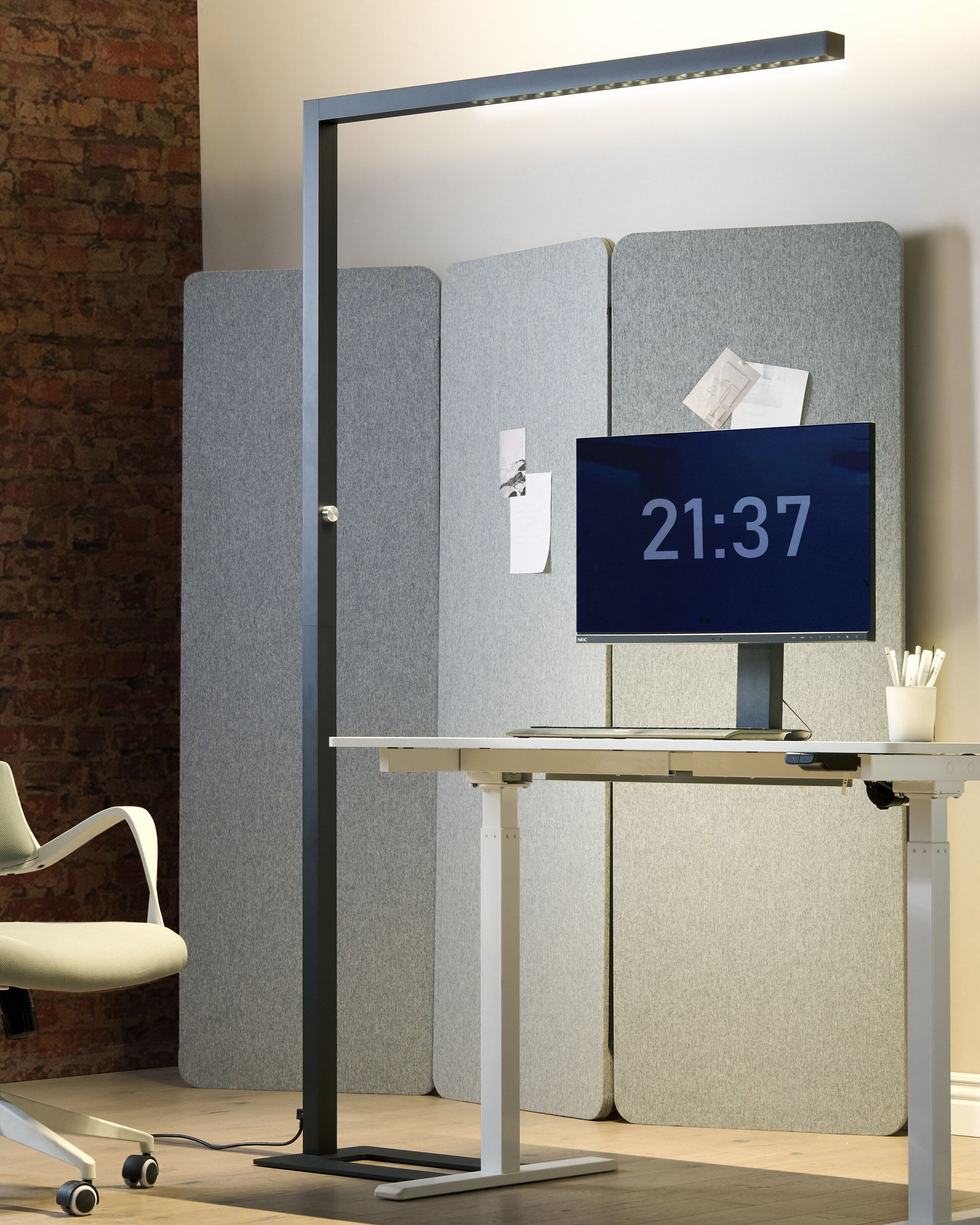 Candeeiro LED de chão metal preto 194 cm altura sensor de movimento iluminação moderna escritório doméstico