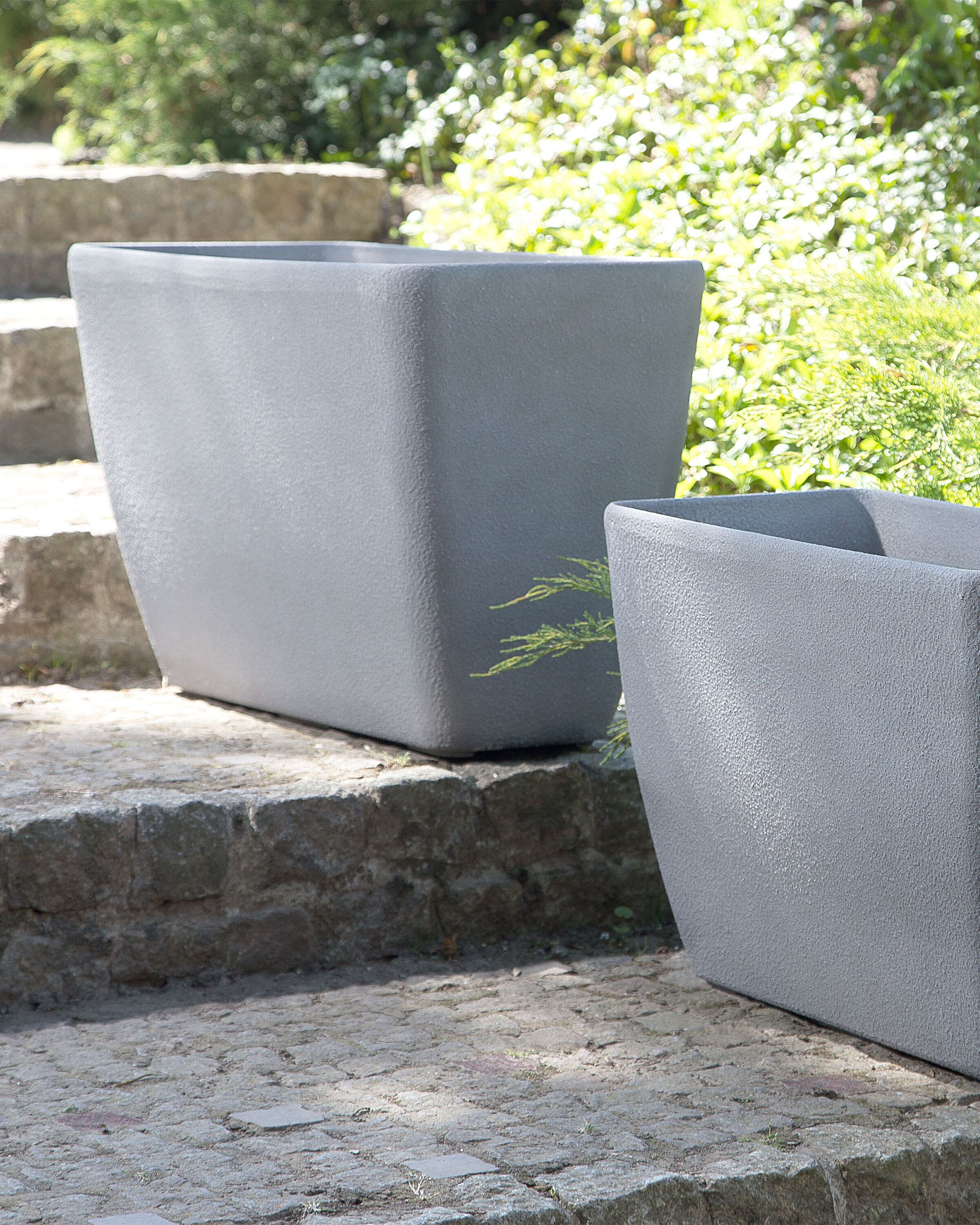 Conjunto de 2 vasos de plantas em pedra cinzenta clara 74 x 32 x 45 cm acessórios modernos e minimalistas para decoração de exterior jardim