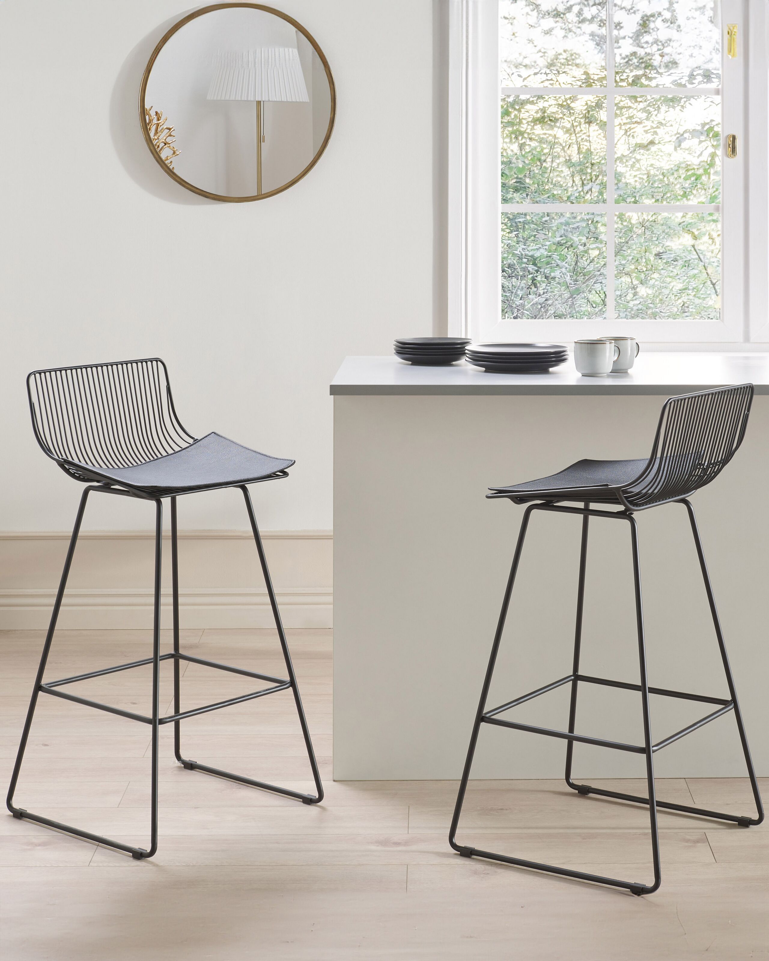 Conjunto de 2 bancos de bar em metal preto com assento em pele sintética de design elegante