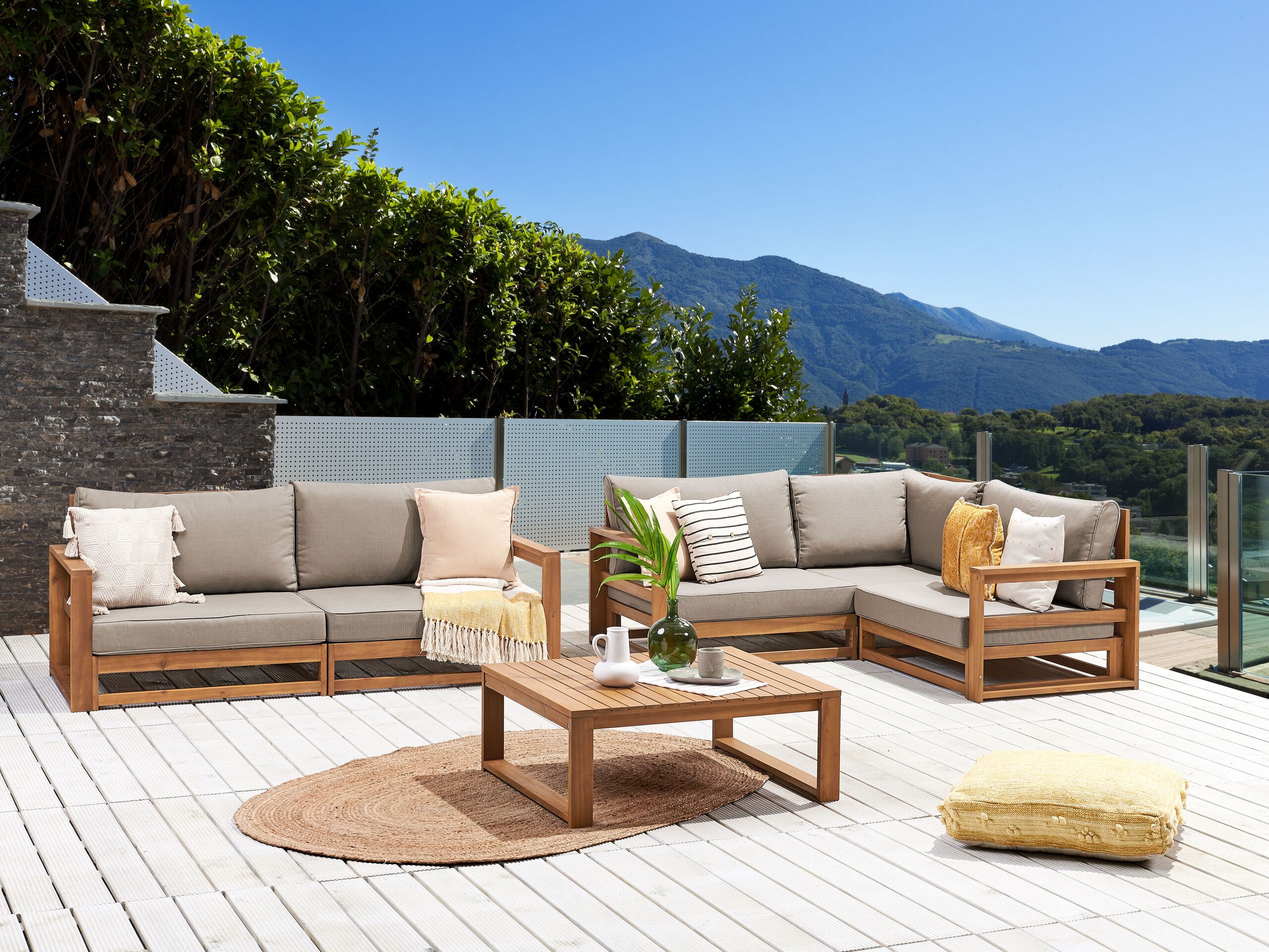 Conjunto de jardim em madeira de acácia clara de 4 lugares almofadas taupe e mesa de centro