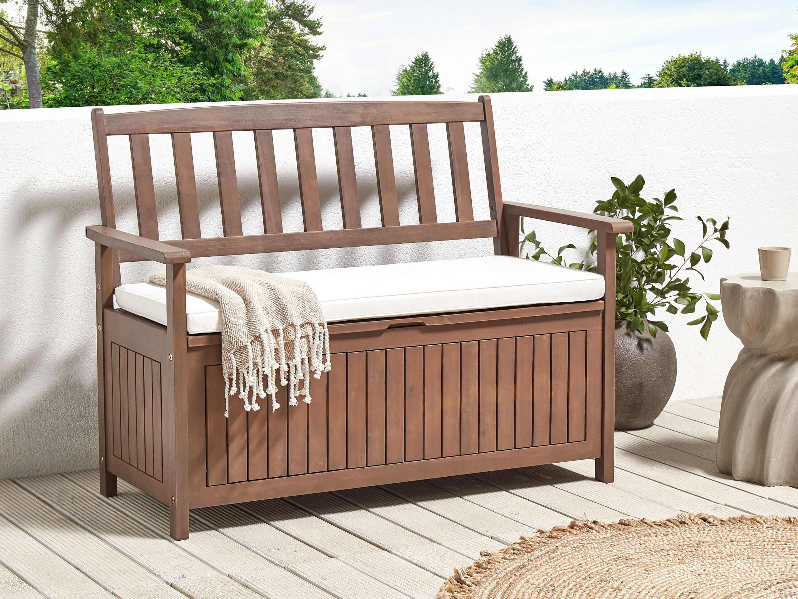 Banco de jardim em madeira maciça escura de acácia 120 cm com espaço de arrumação e almofada de assento branca para exterior