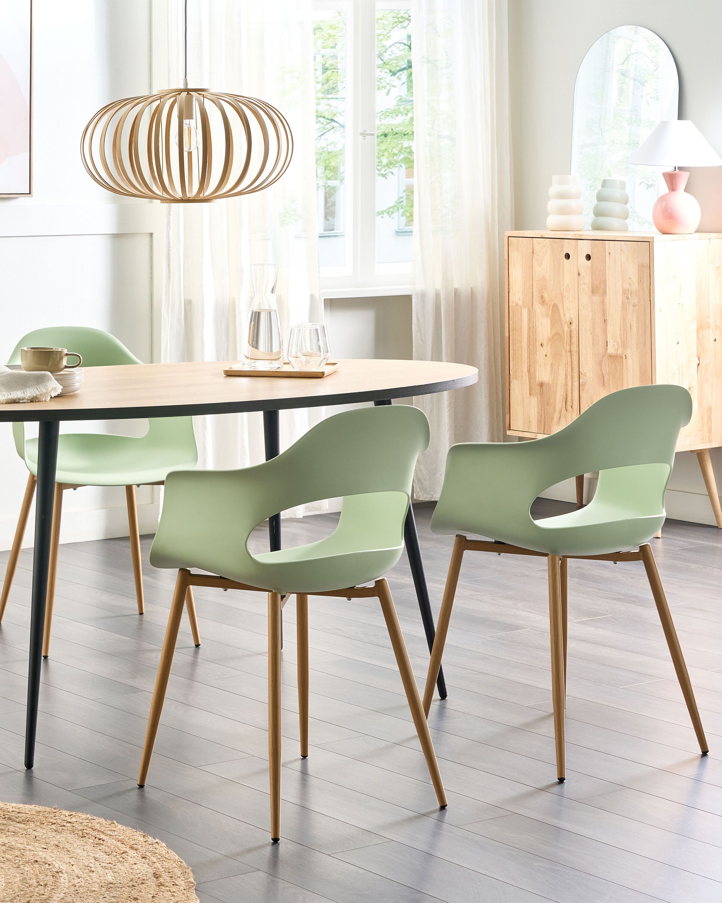 Conjunto de 2 cadeiras em material sintético verde claro pés metálicos com efeito de madeira design moderno estilo escandinavo e minimalista