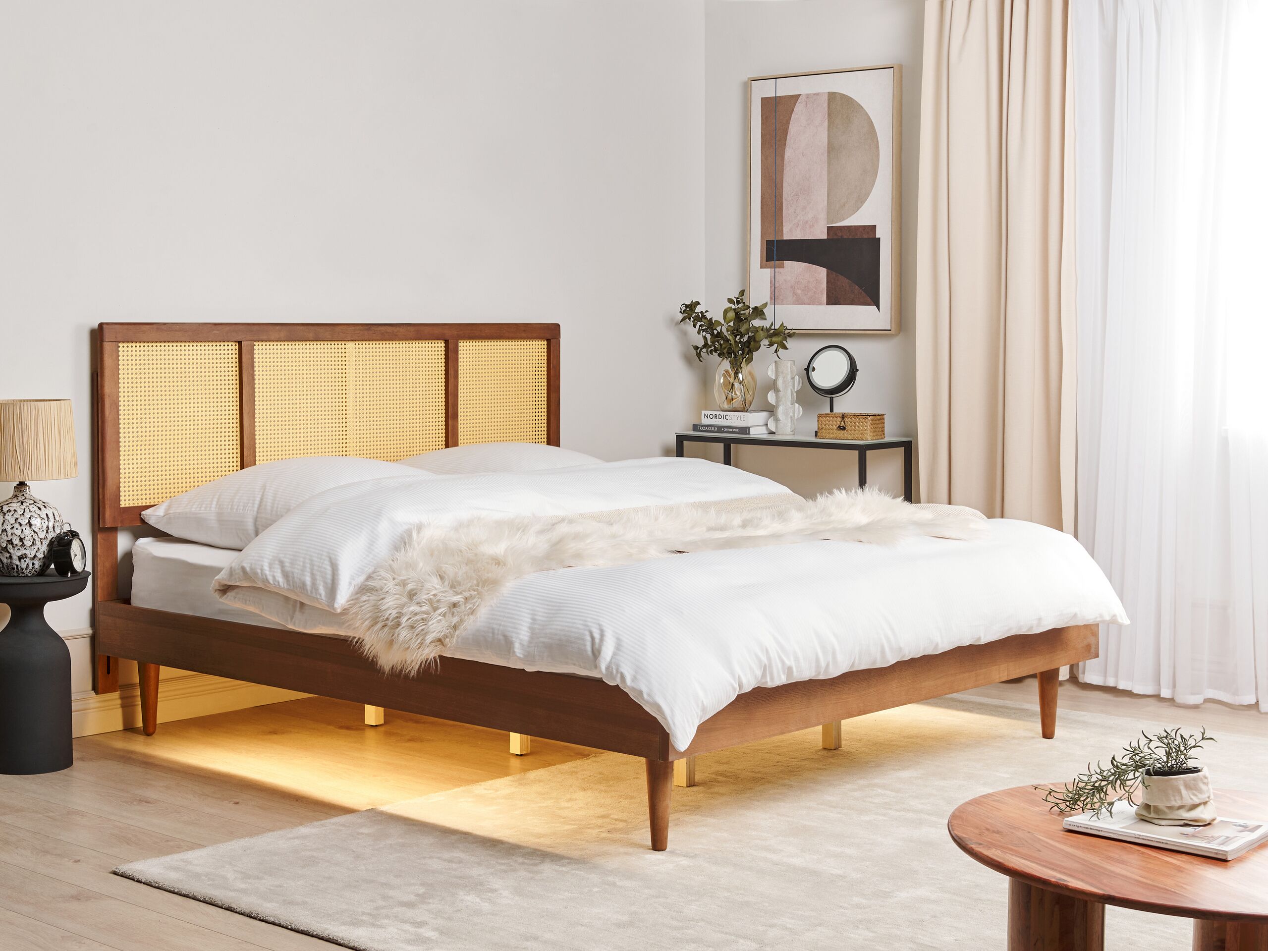 Beliani - Cama de casal LED em madeira clara 180 x 200 cm AURAY