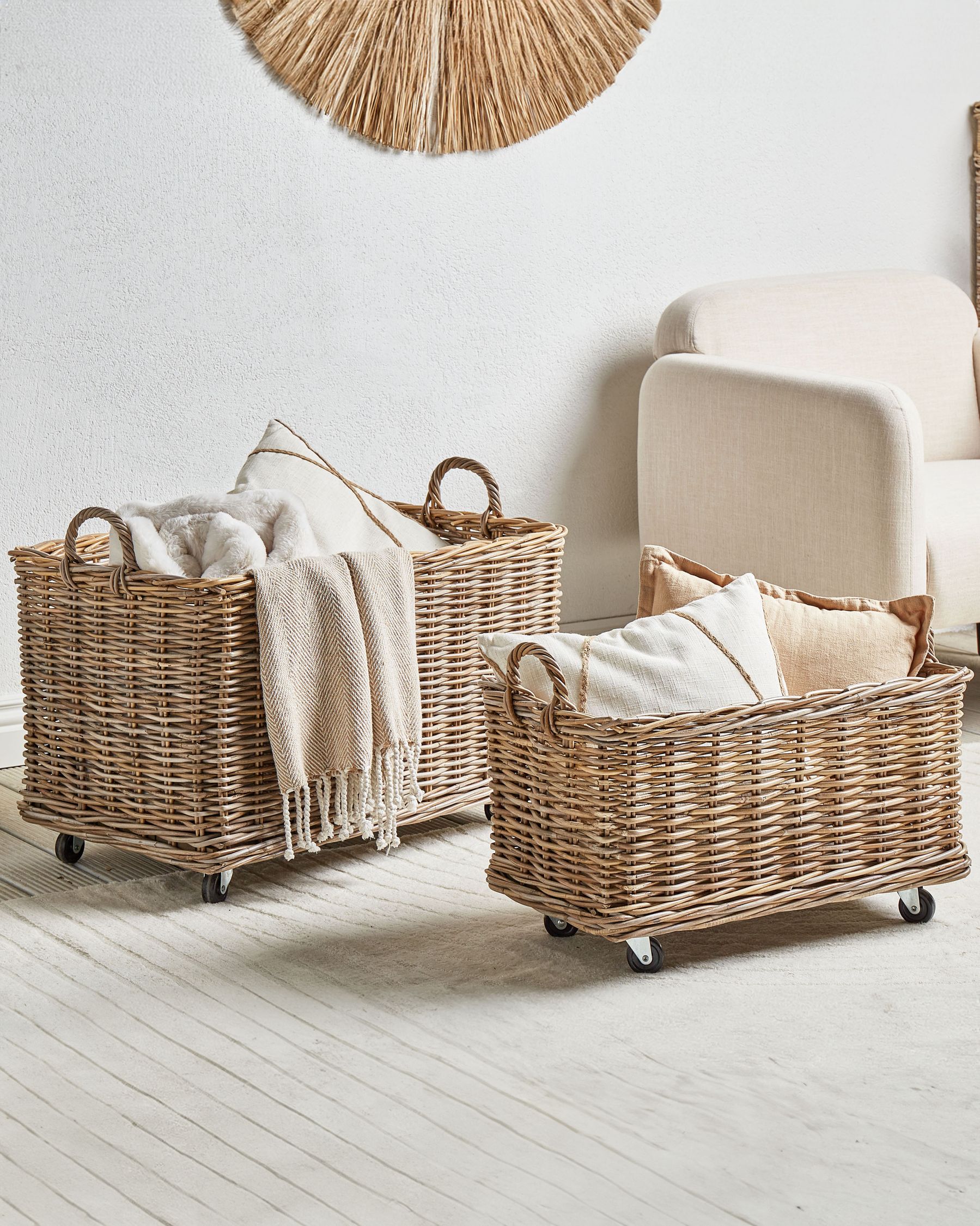Set mit 2 Körben aus Rattan Holzrahmen Kunststoff Gummiräder handgefertigt Boho 4255664843623